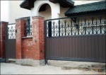Откатные ворота с элементами ковки и глухой частью из профлиста