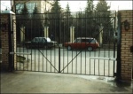 Автоматические распашные ворота в виде решетки, линейные привода