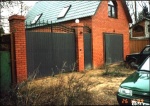 Автоматические распашные ворота и калитка с элементами ковки