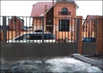 Автоматические распашные ворота типовой вариант решетки с глухой частью из листа